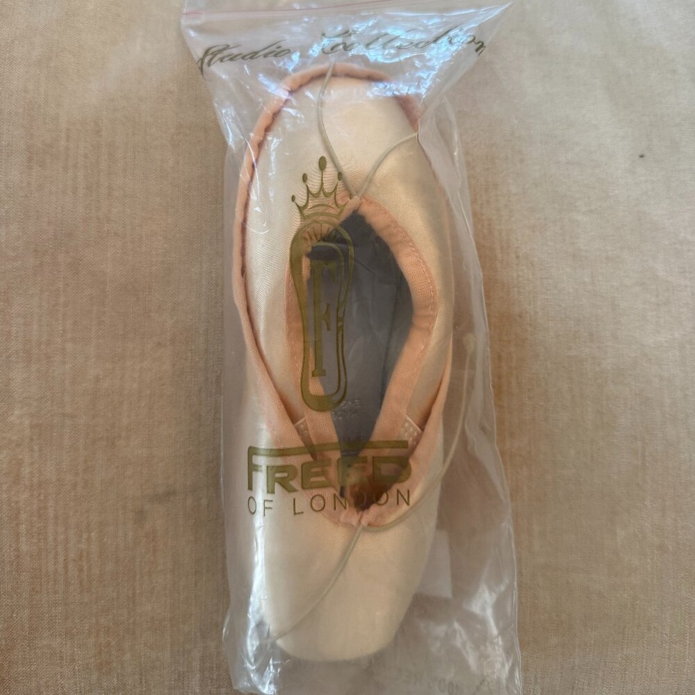 FREED POINTE SHOES 4E